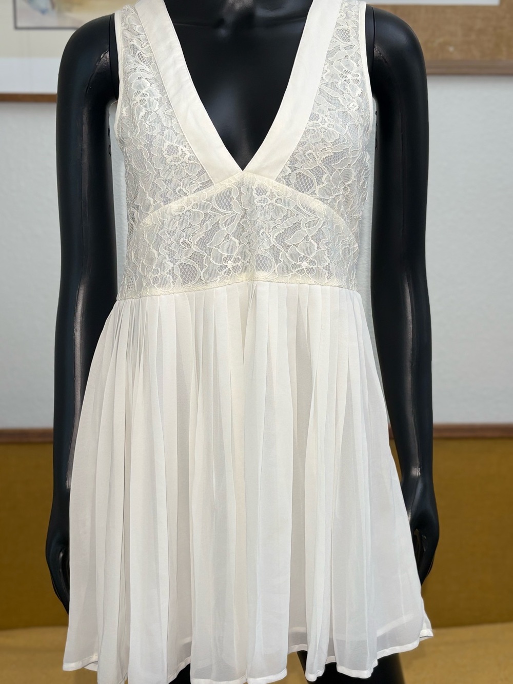 The letter vintage-style sleeveless dress. Excellent condition.